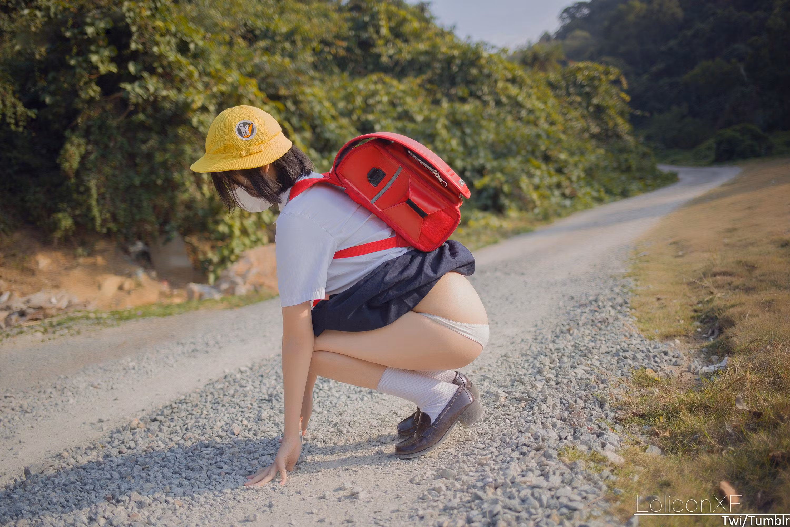漫步野外山路姿势展现风骚清纯少女女性诱惑